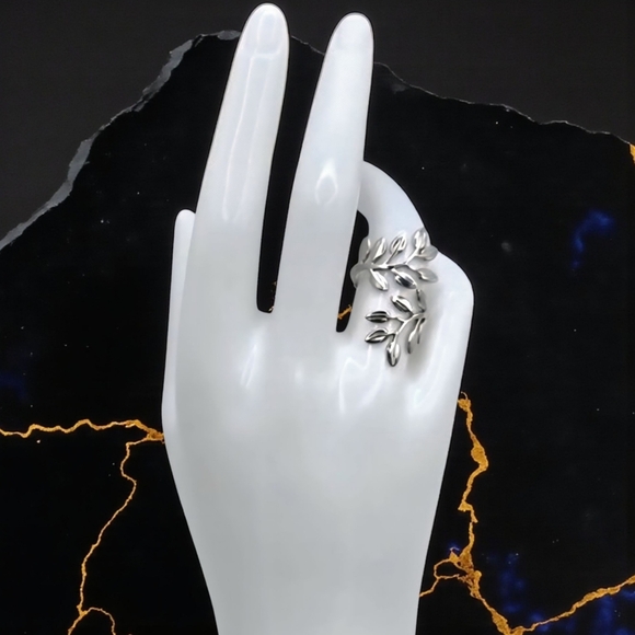 ๐๏ธ Adjustable Leaf Design Ring - 18K White Gold Plated, Elegant Vine Style ๐ - Picture 9 of 12